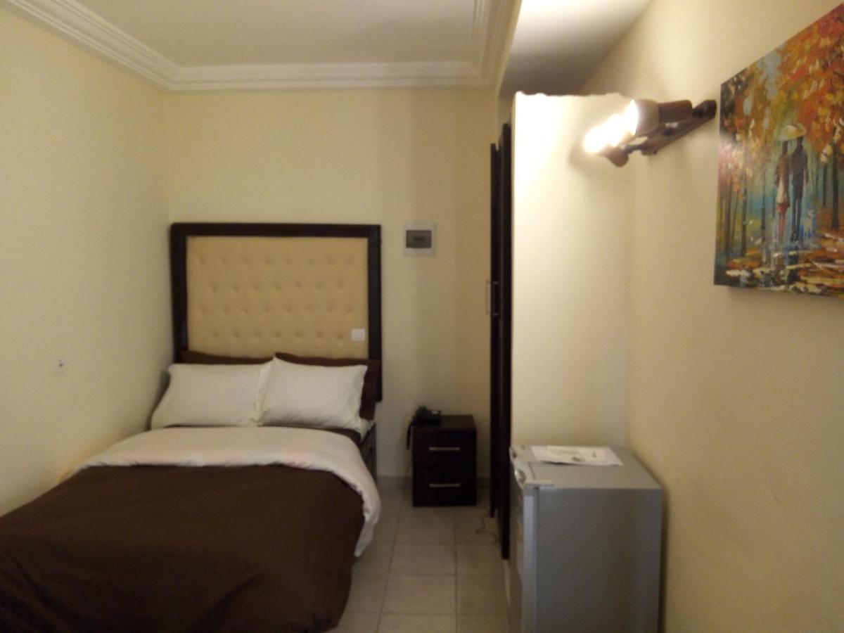 Hotel Saphir Abidjan Buitenkant foto