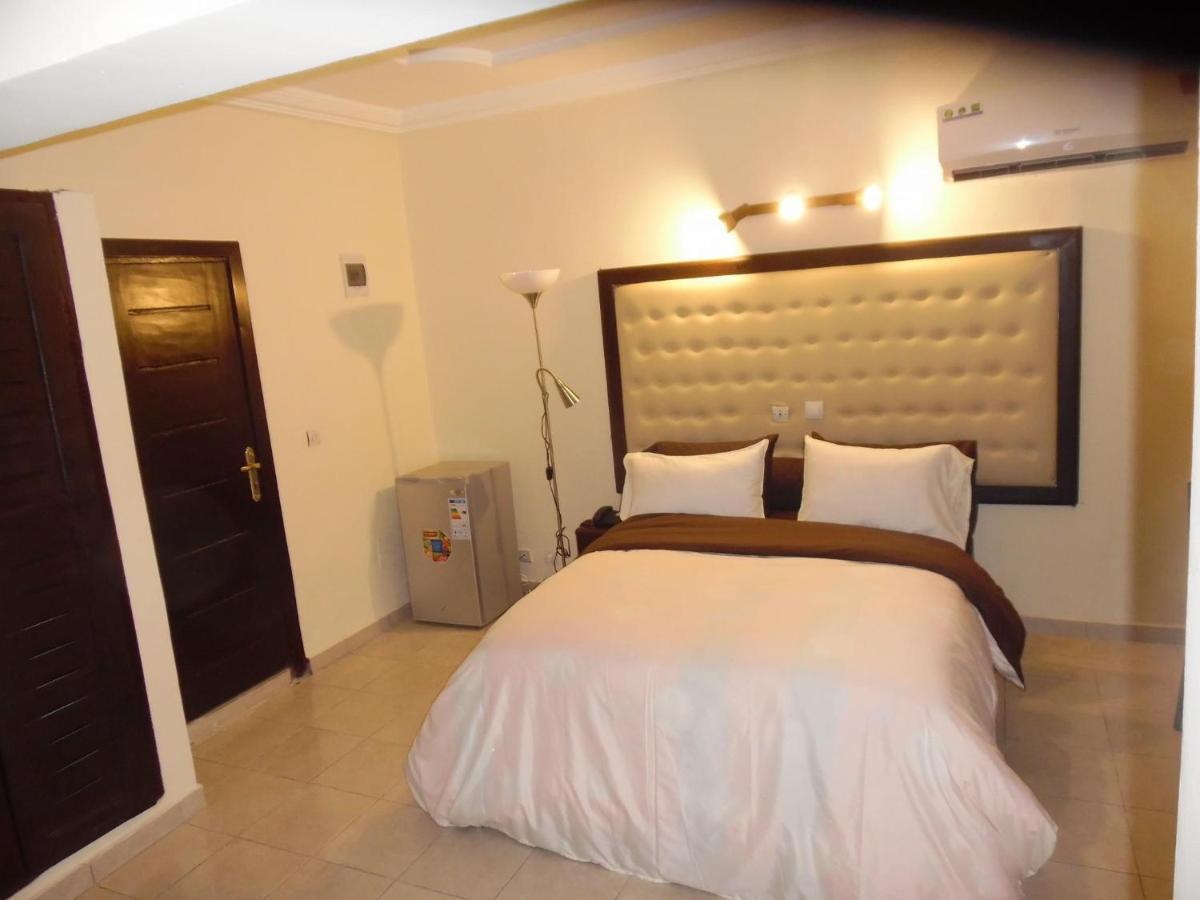 Hotel Saphir Abidjan Buitenkant foto