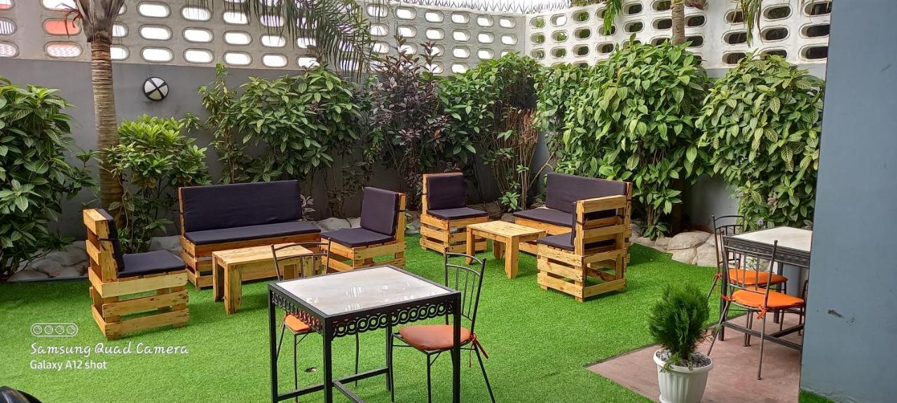 Hotel Saphir Abidjan Buitenkant foto