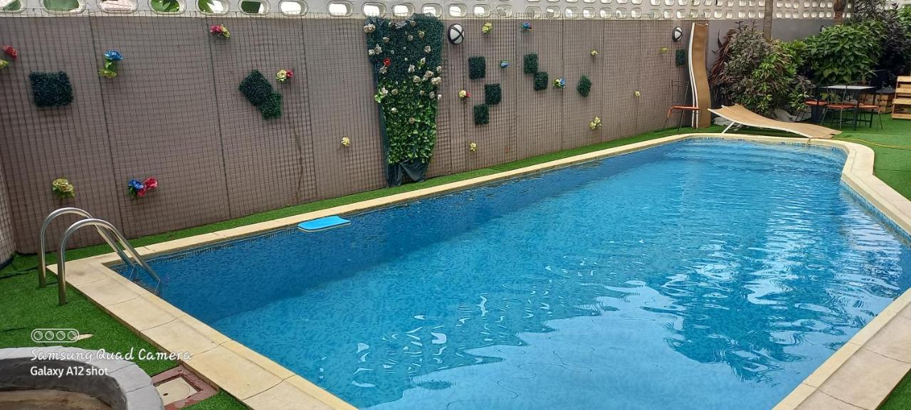 Hotel Saphir Abidjan Buitenkant foto