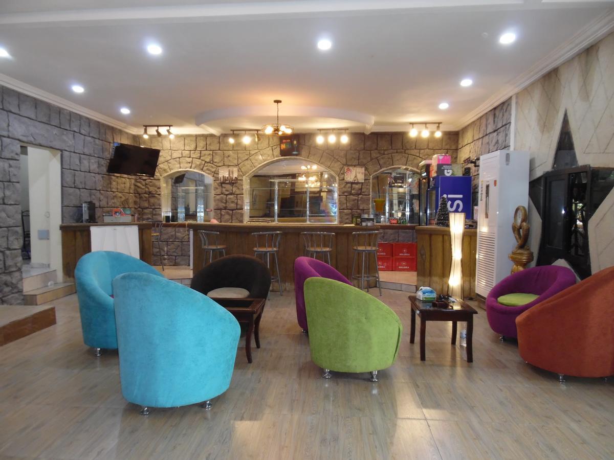 Hotel Saphir Abidjan Buitenkant foto