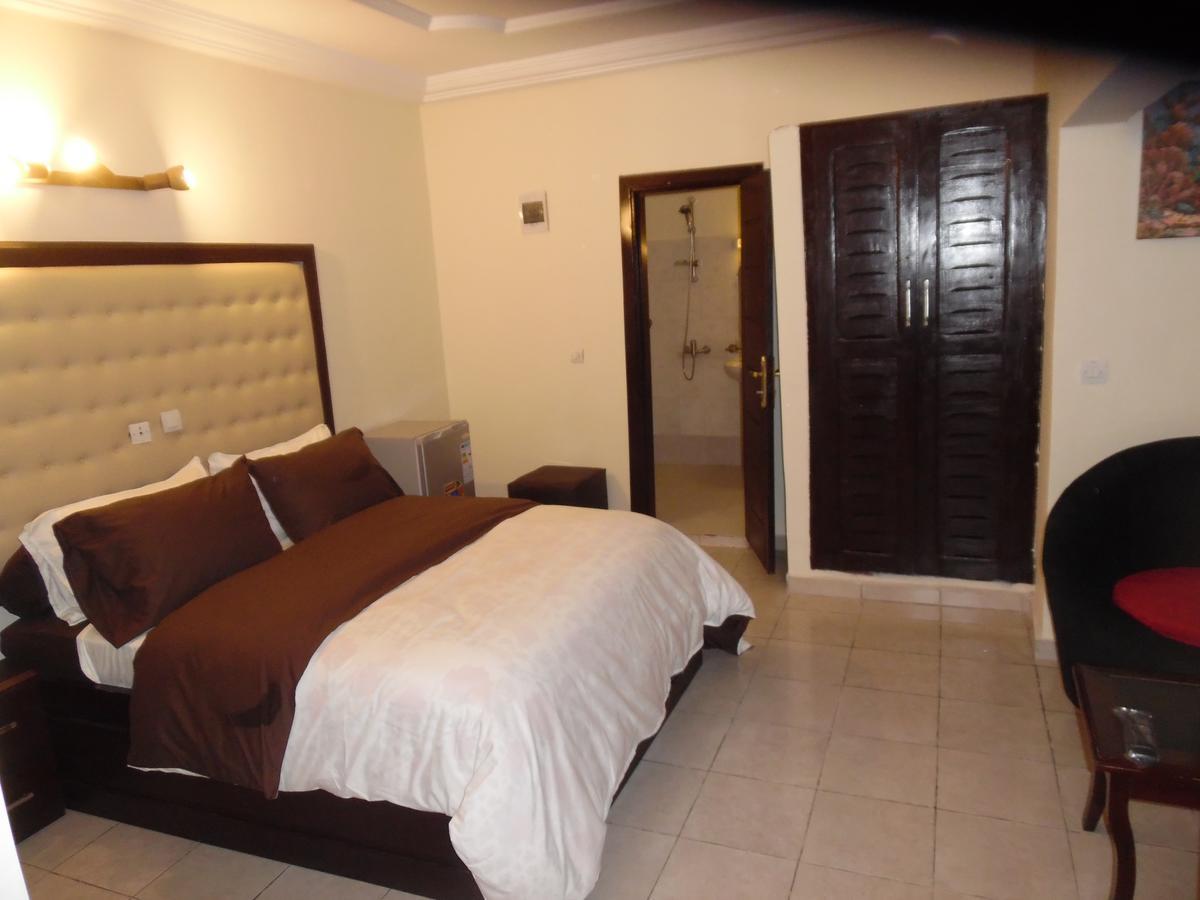 Hotel Saphir Abidjan Buitenkant foto