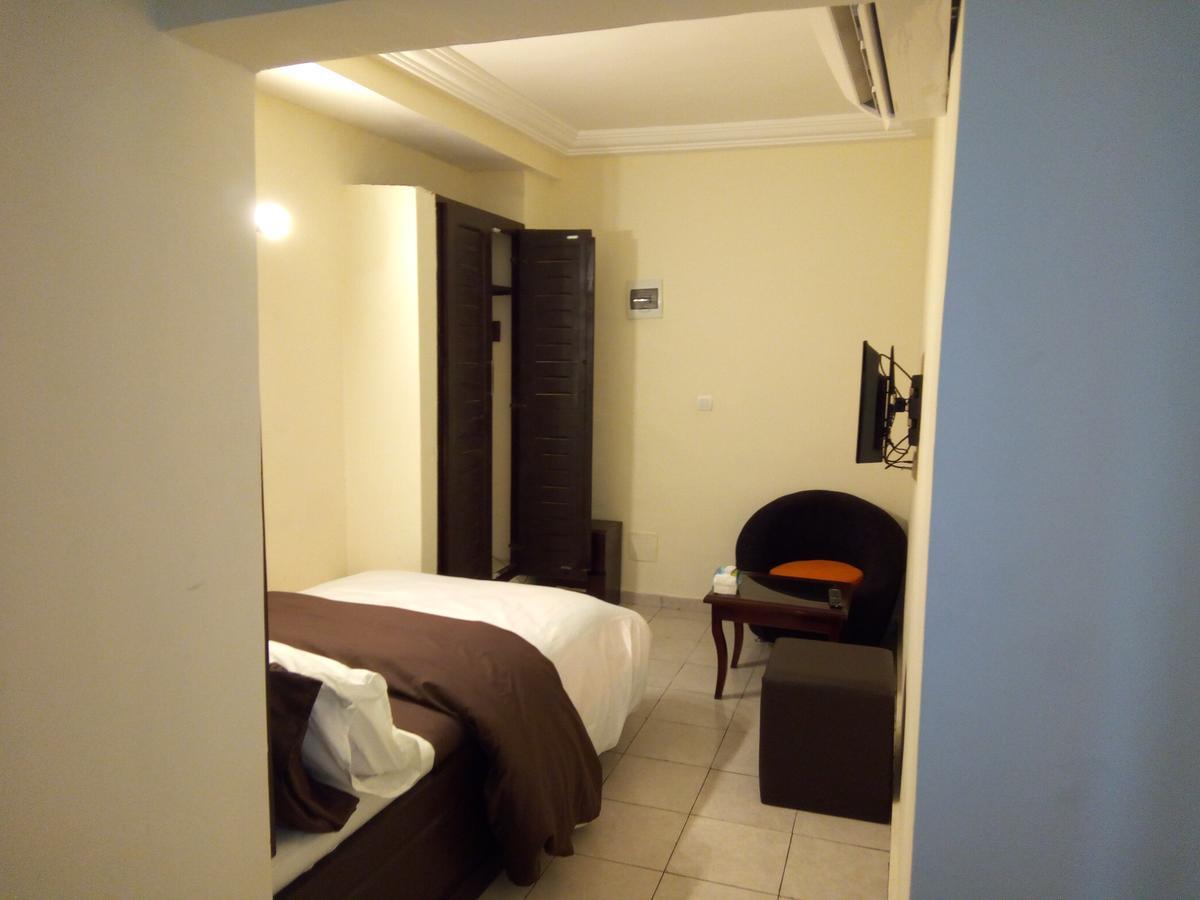 Hotel Saphir Abidjan Buitenkant foto