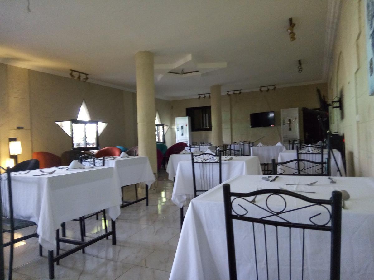 Hotel Saphir Abidjan Buitenkant foto