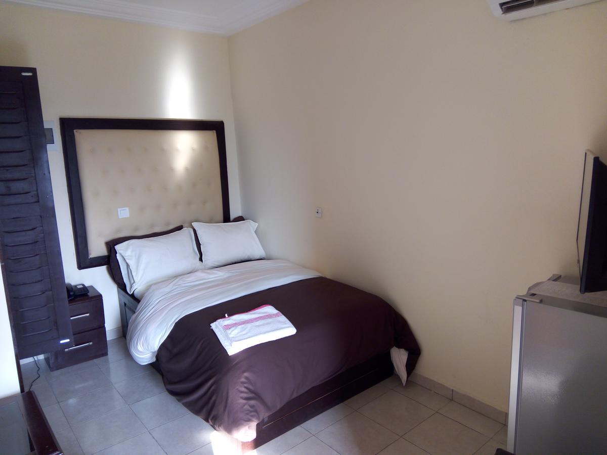 Hotel Saphir Abidjan Buitenkant foto