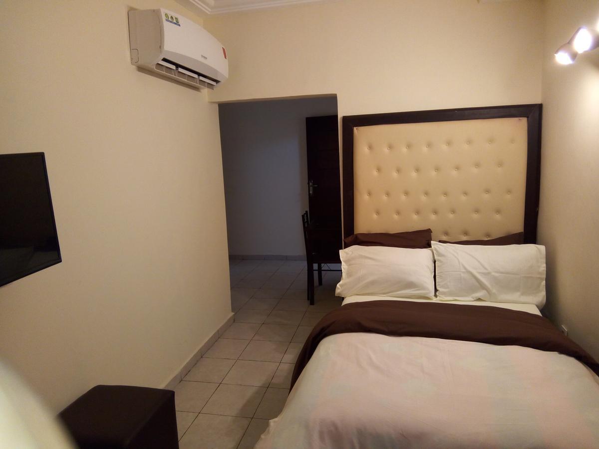 Hotel Saphir Abidjan Buitenkant foto